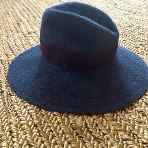 Felt hat with eggplant color trim
